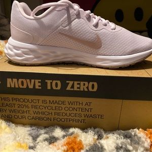 NWT new in box Womens Nike Revolution 6
